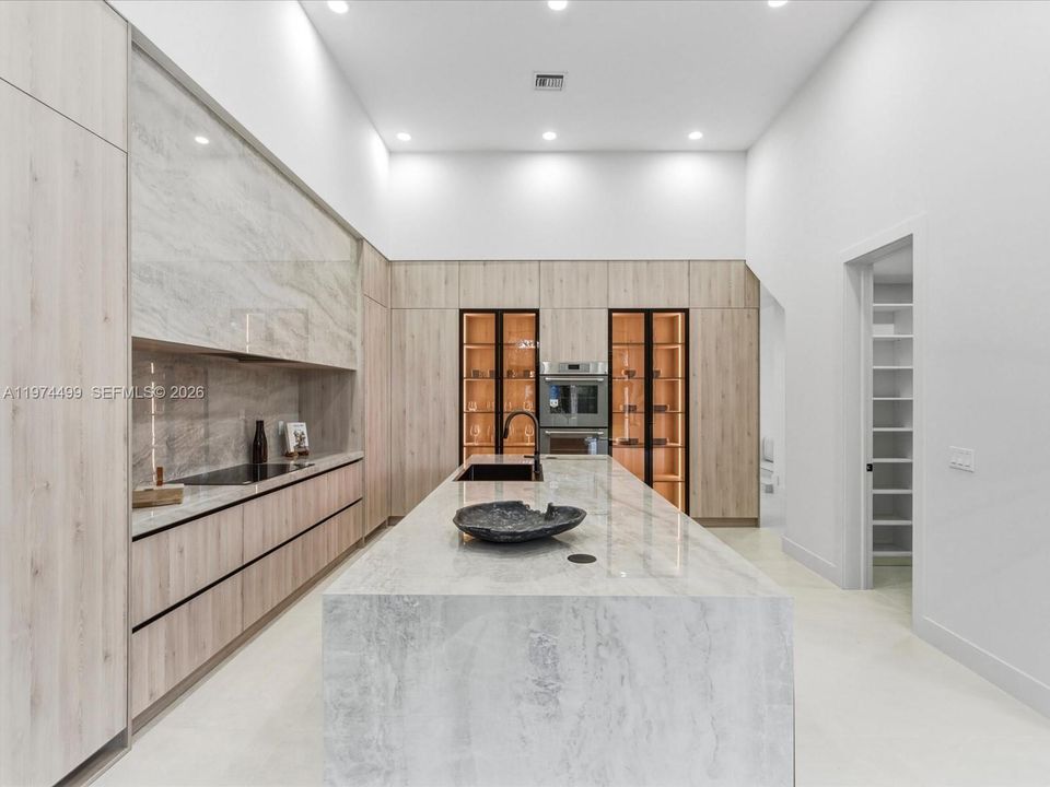Activo con contrato: $2,950,000 (5 camas, 6 baños, 5071 Pies cuadrados)