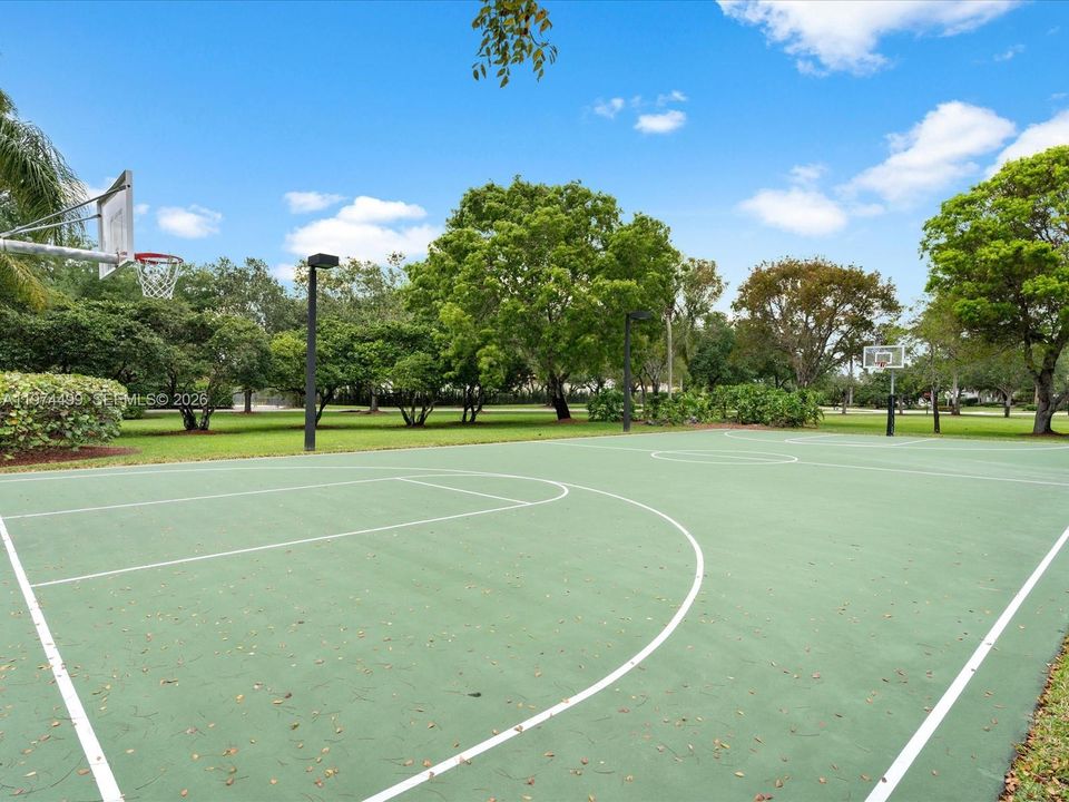 Activo con contrato: $2,950,000 (5 camas, 6 baños, 5071 Pies cuadrados)