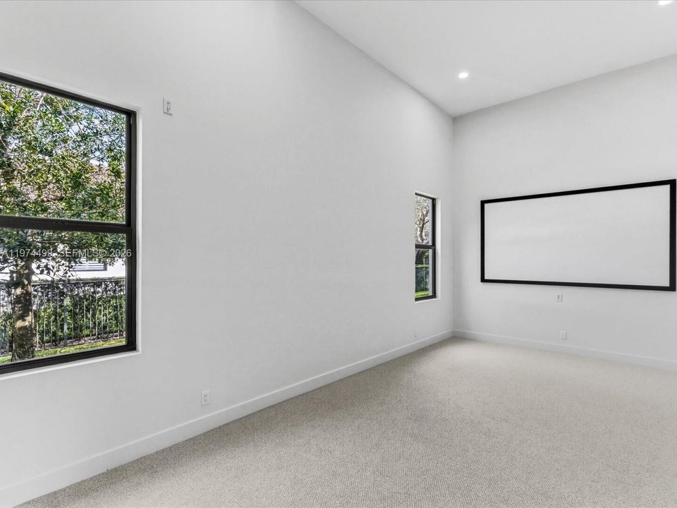 Activo con contrato: $2,950,000 (5 camas, 6 baños, 5071 Pies cuadrados)