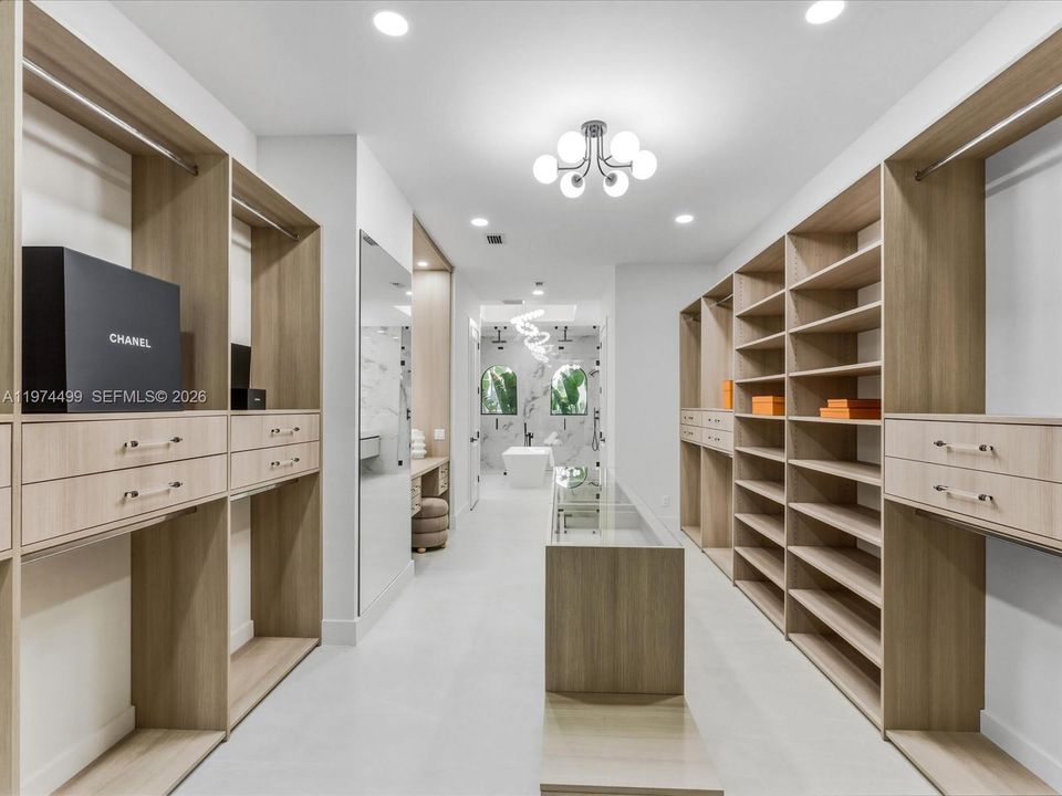 Activo con contrato: $2,950,000 (5 camas, 6 baños, 5071 Pies cuadrados)