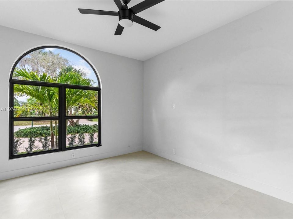 Activo con contrato: $2,950,000 (5 camas, 6 baños, 5071 Pies cuadrados)