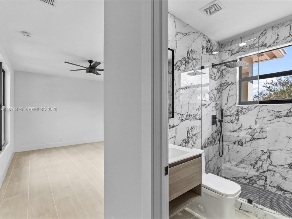 Activo con contrato: $2,950,000 (5 camas, 6 baños, 5071 Pies cuadrados)