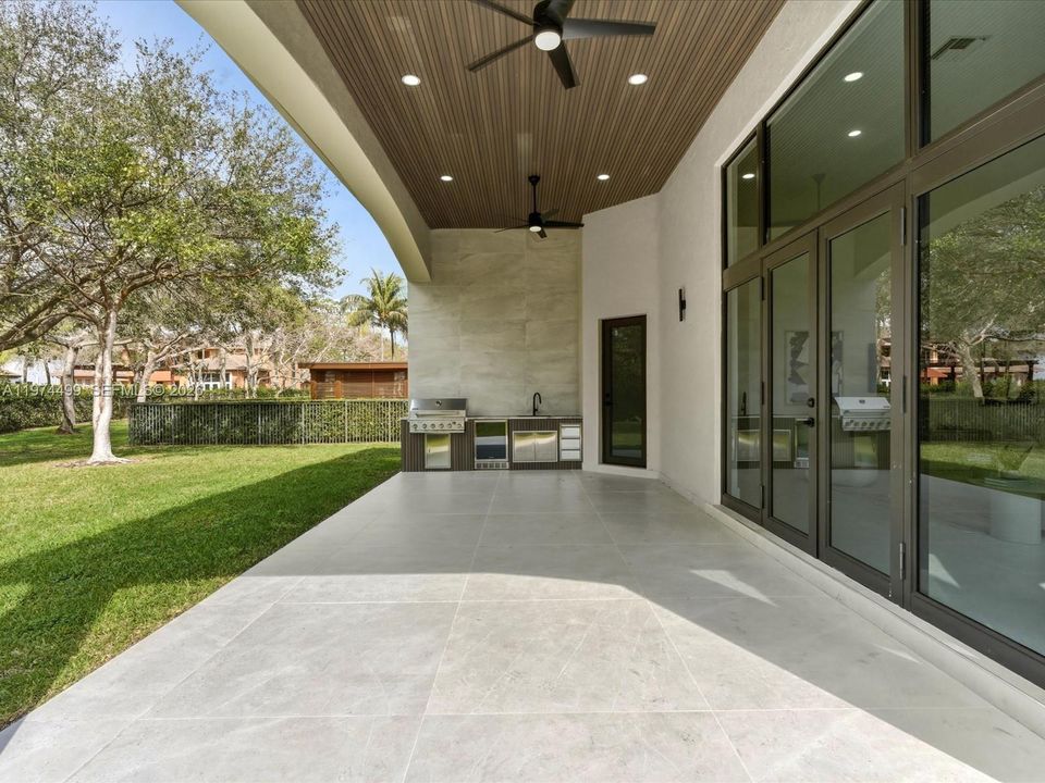 Activo con contrato: $2,950,000 (5 camas, 6 baños, 5071 Pies cuadrados)
