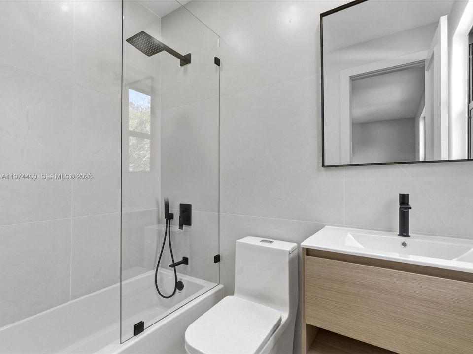 Activo con contrato: $2,950,000 (5 camas, 6 baños, 5071 Pies cuadrados)