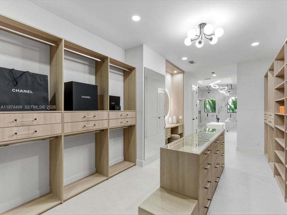 Activo con contrato: $2,950,000 (5 camas, 6 baños, 5071 Pies cuadrados)
