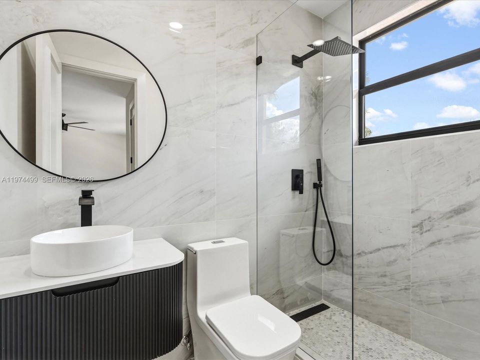 Activo con contrato: $2,950,000 (5 camas, 6 baños, 5071 Pies cuadrados)