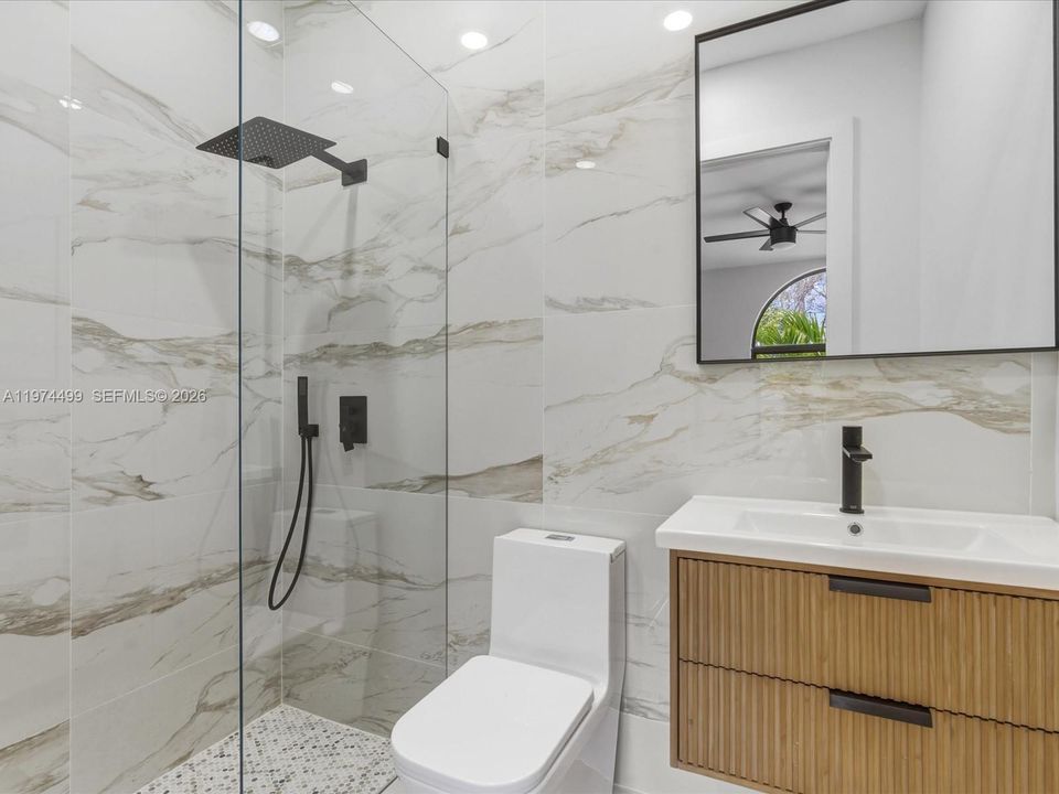 Activo con contrato: $2,950,000 (5 camas, 6 baños, 5071 Pies cuadrados)