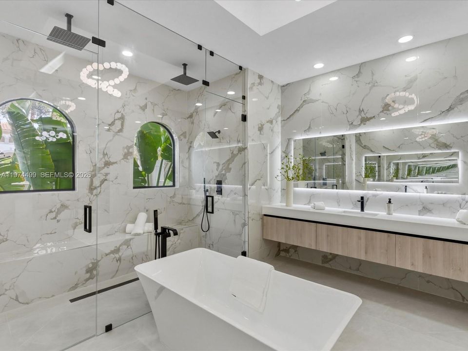 Activo con contrato: $2,950,000 (5 camas, 6 baños, 5071 Pies cuadrados)