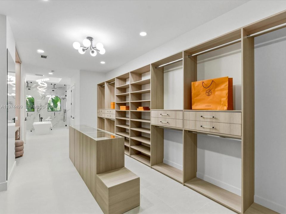 Activo con contrato: $2,950,000 (5 camas, 6 baños, 5071 Pies cuadrados)