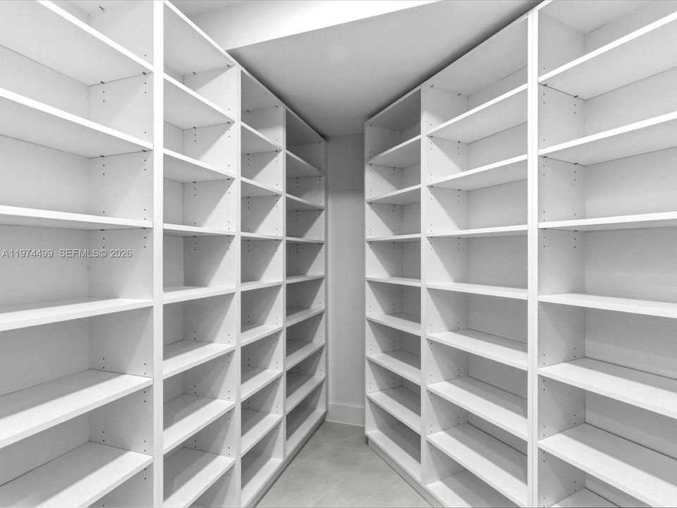 Activo con contrato: $2,950,000 (5 camas, 6 baños, 5071 Pies cuadrados)
