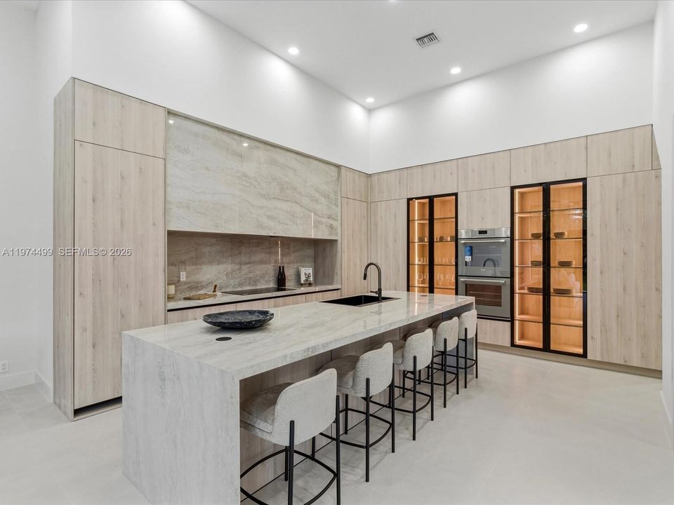 Activo con contrato: $2,950,000 (5 camas, 6 baños, 5071 Pies cuadrados)
