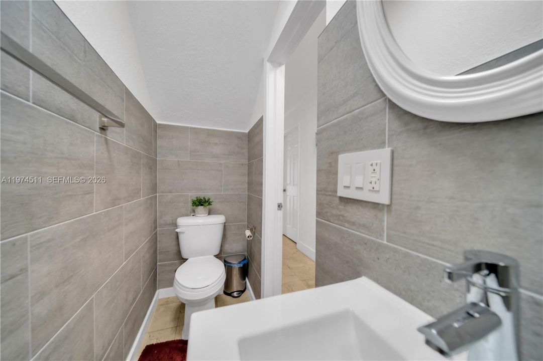 Под контрактом: $339,990 (3 спален, 2 ванн, 1050 Квадратных фут)