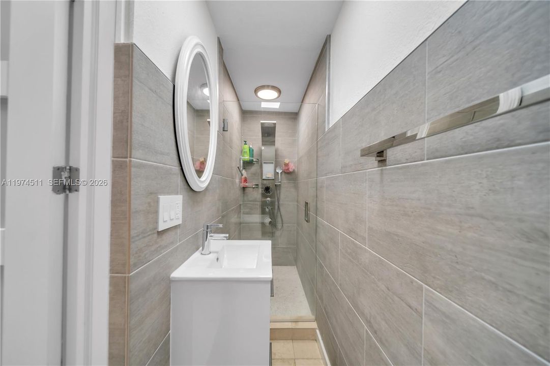 Под контрактом: $339,990 (3 спален, 2 ванн, 1050 Квадратных фут)