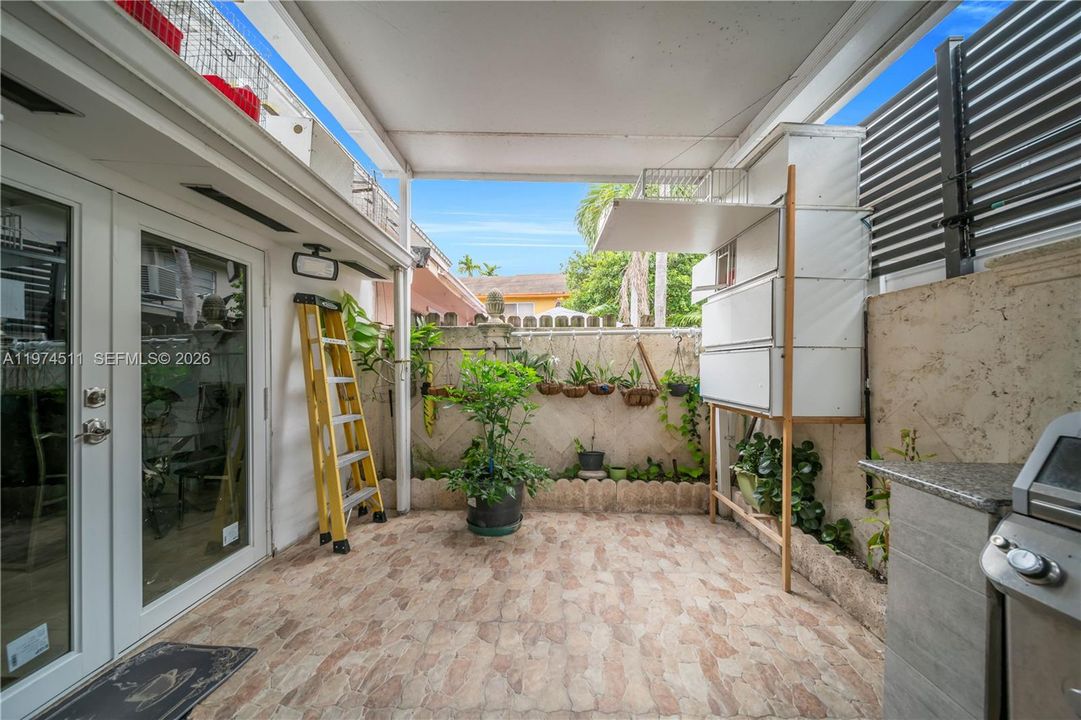 Под контрактом: $339,990 (3 спален, 2 ванн, 1050 Квадратных фут)