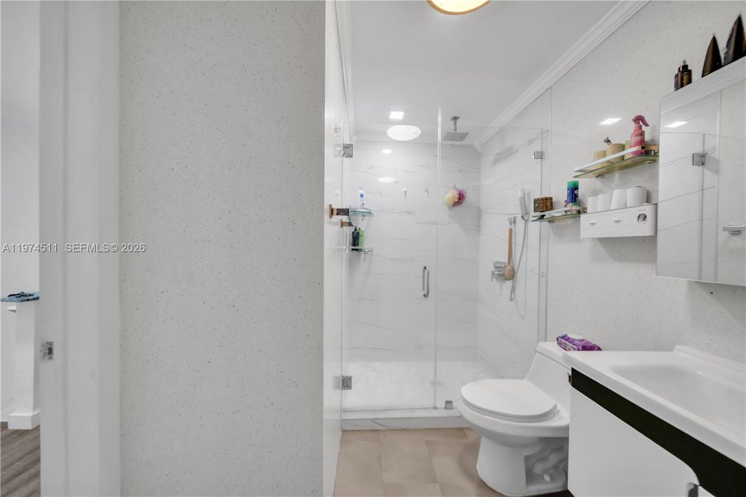 Под контрактом: $339,990 (3 спален, 2 ванн, 1050 Квадратных фут)