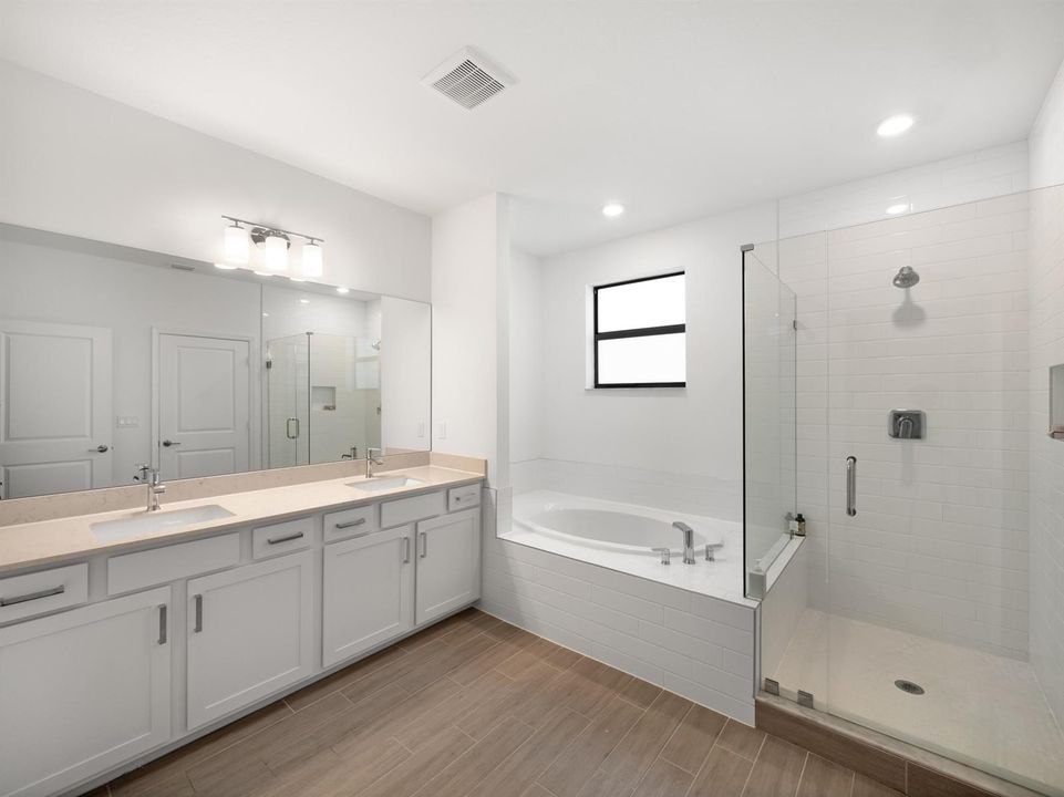 Main Ensuite Bath