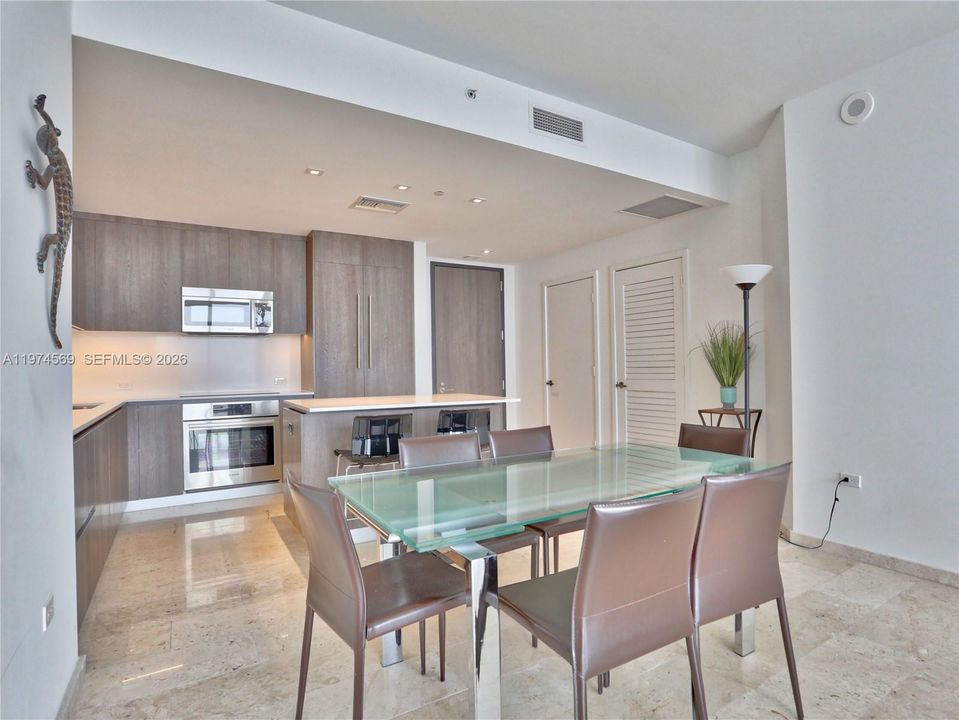 For Sale: $1,150,000 (2 beds, 2 baths, 1206 Square Feet)