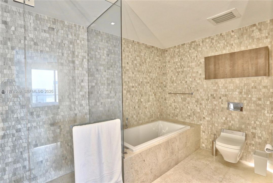 For Sale: $1,150,000 (2 beds, 2 baths, 1206 Square Feet)