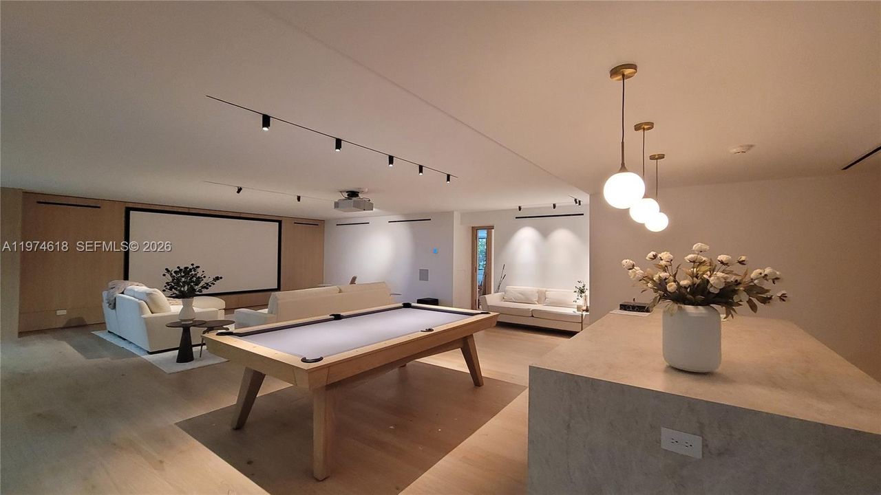 Recientemente alquilado: $180,000 (6 camas, 6 baños, 9237 Pies cuadrados)