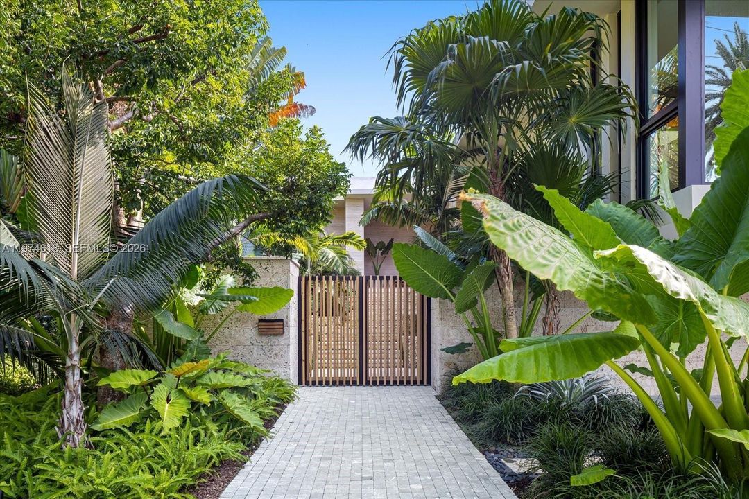 Recientemente alquilado: $180,000 (6 camas, 6 baños, 9237 Pies cuadrados)