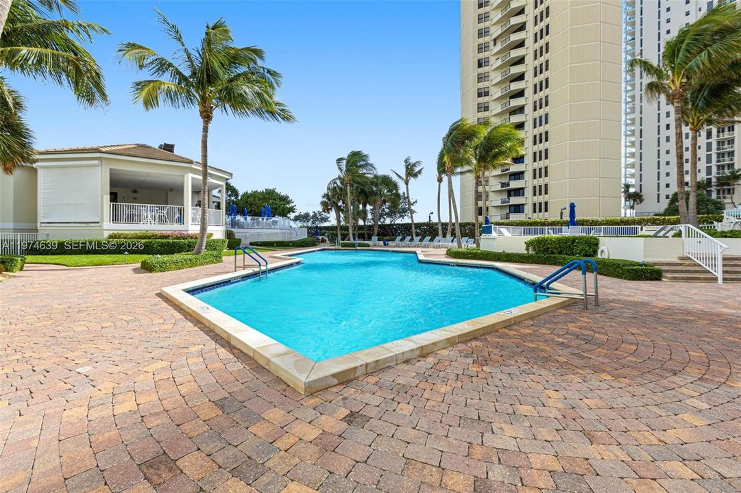 Recently Rented: $6,500 (2 beds, 2 baths, 1524 Square Feet)