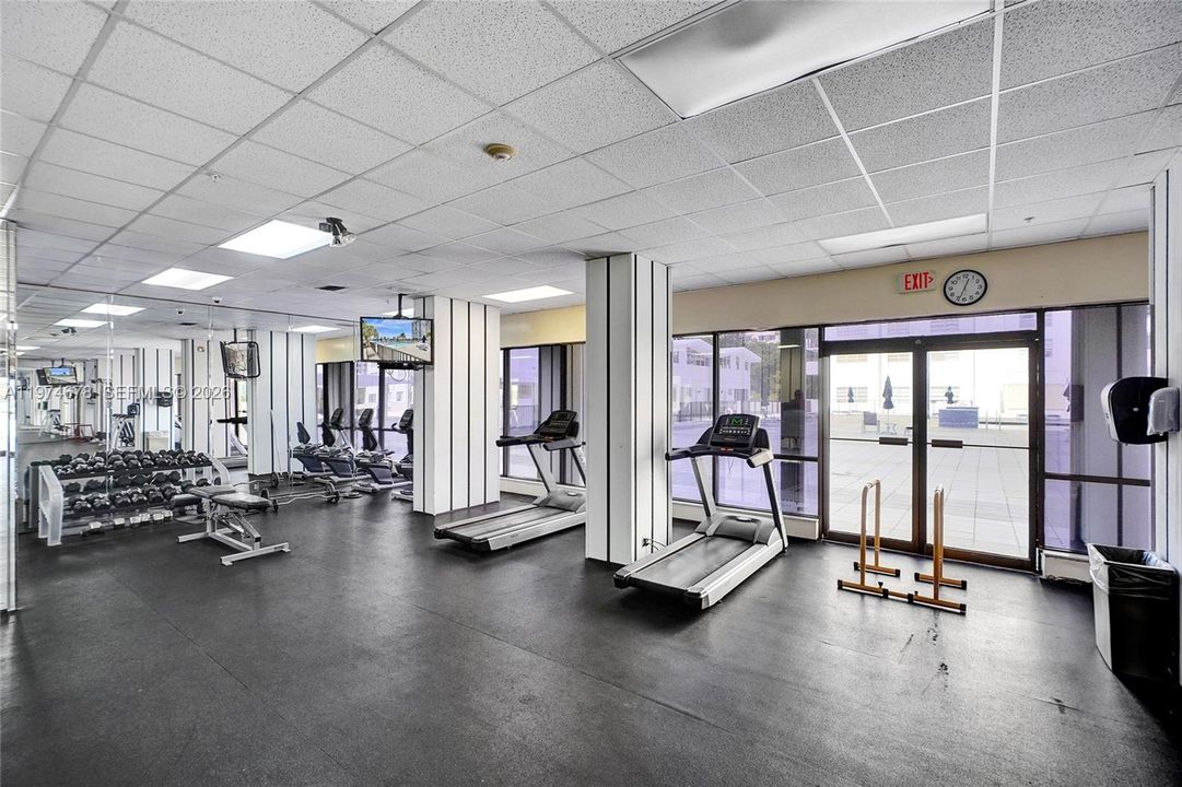 For Sale: $174,000 (1 beds, 1 baths, 870 Square Feet)