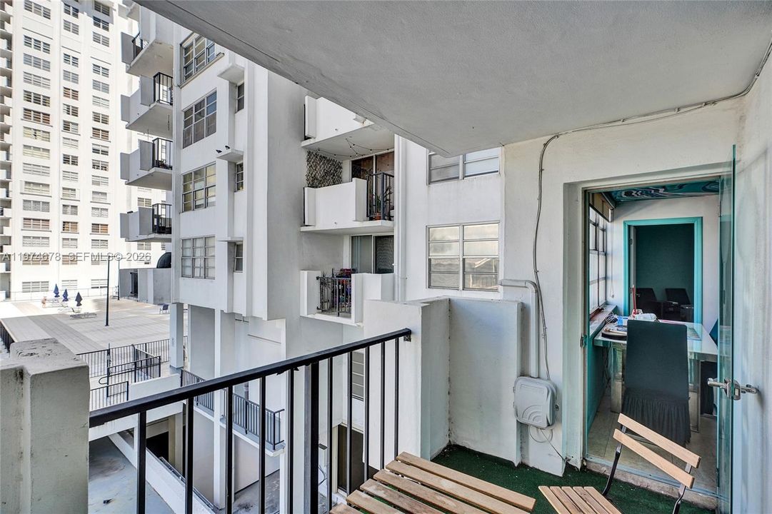 For Sale: $174,000 (1 beds, 1 baths, 870 Square Feet)