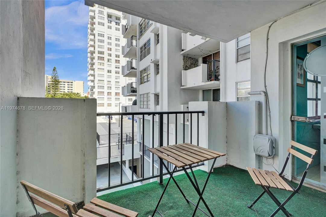 For Sale: $174,000 (1 beds, 1 baths, 870 Square Feet)