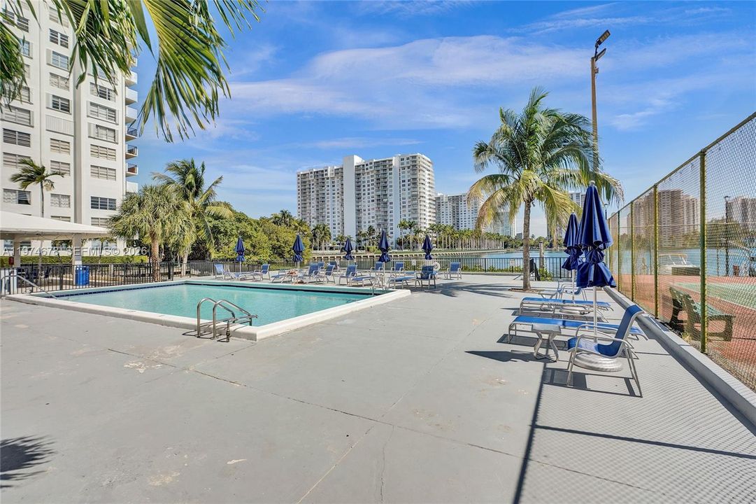 For Sale: $174,000 (1 beds, 1 baths, 870 Square Feet)