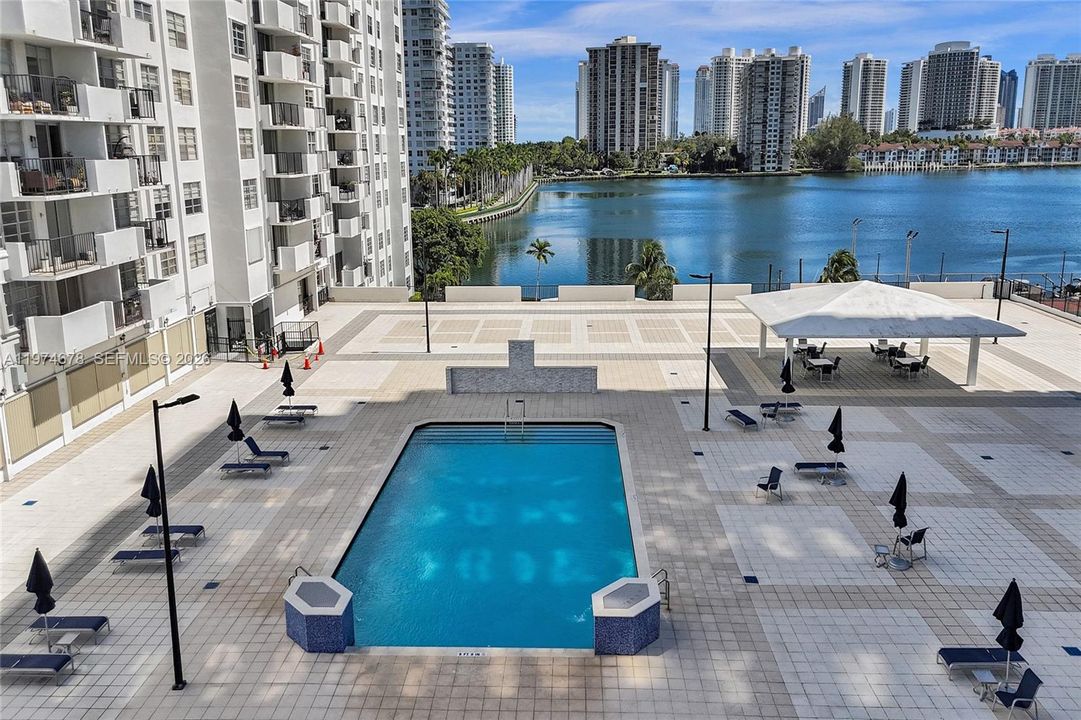 For Sale: $174,000 (1 beds, 1 baths, 870 Square Feet)
