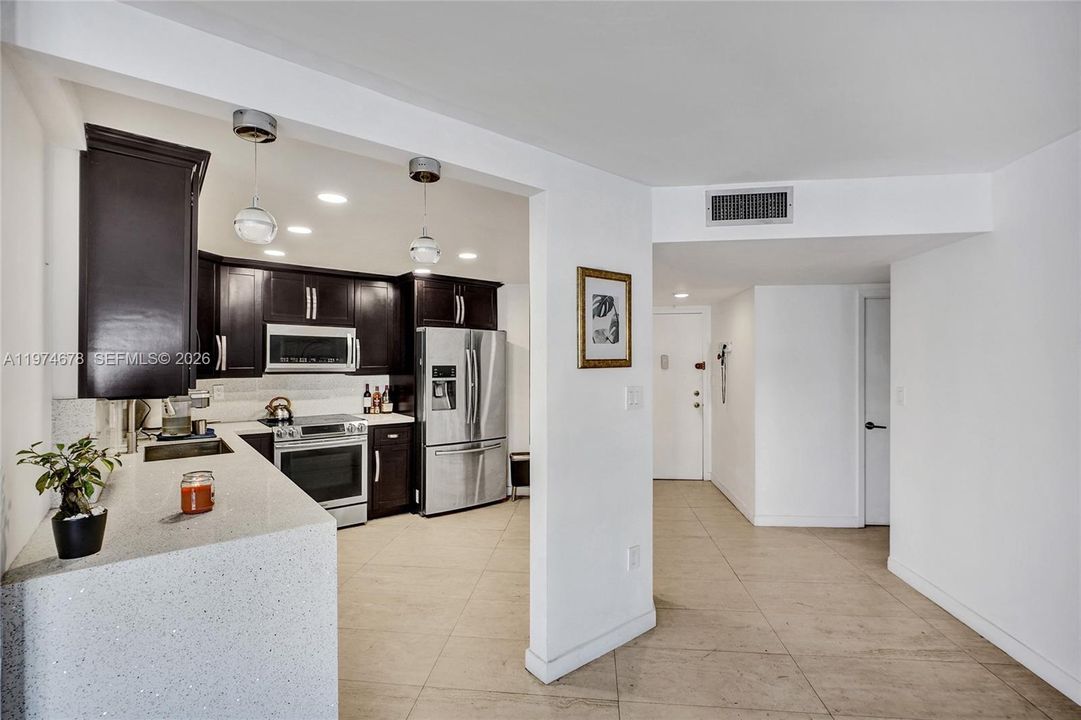 For Sale: $174,000 (1 beds, 1 baths, 870 Square Feet)