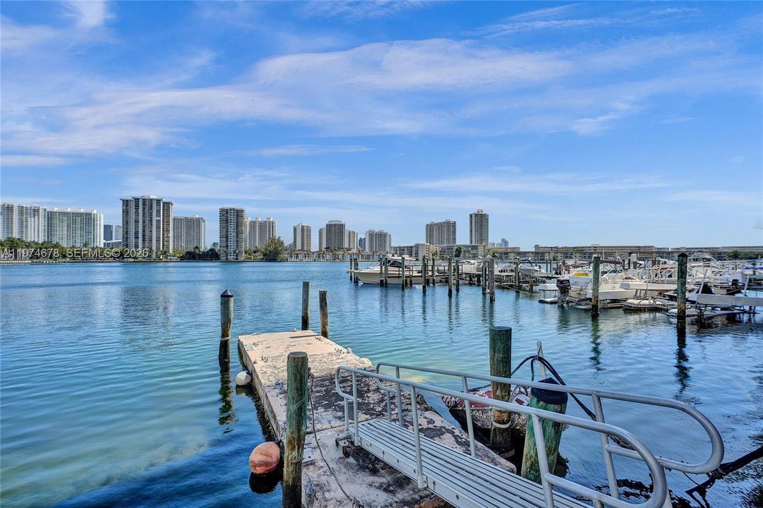 For Sale: $174,000 (1 beds, 1 baths, 870 Square Feet)
