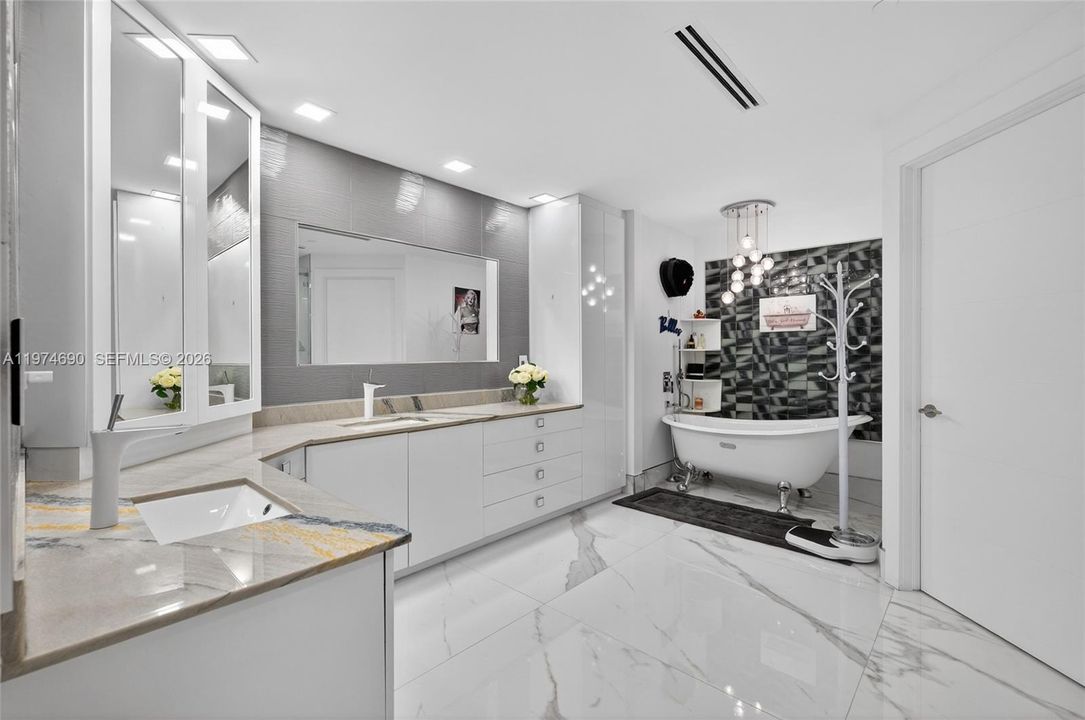 En Venta: $2,895,000 (3 camas, 3 baños, 3085 Pies cuadrados)