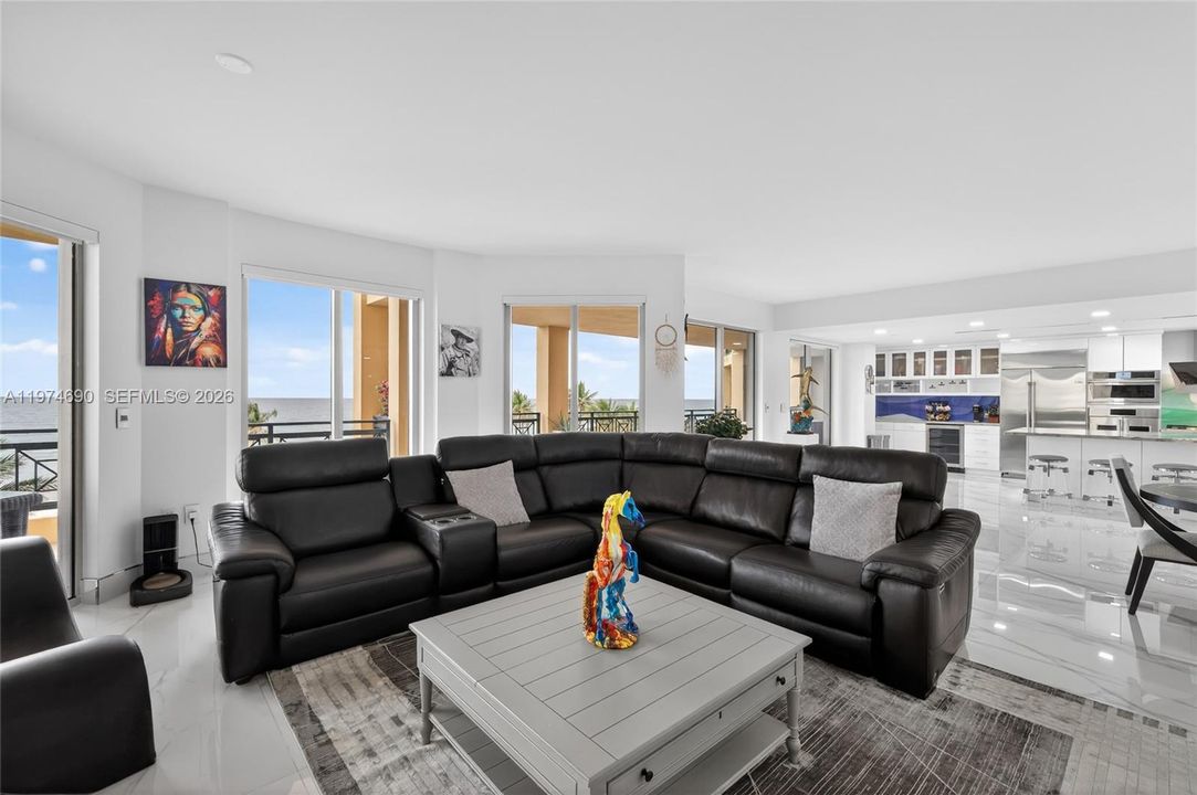 En Venta: $2,895,000 (3 camas, 3 baños, 3085 Pies cuadrados)