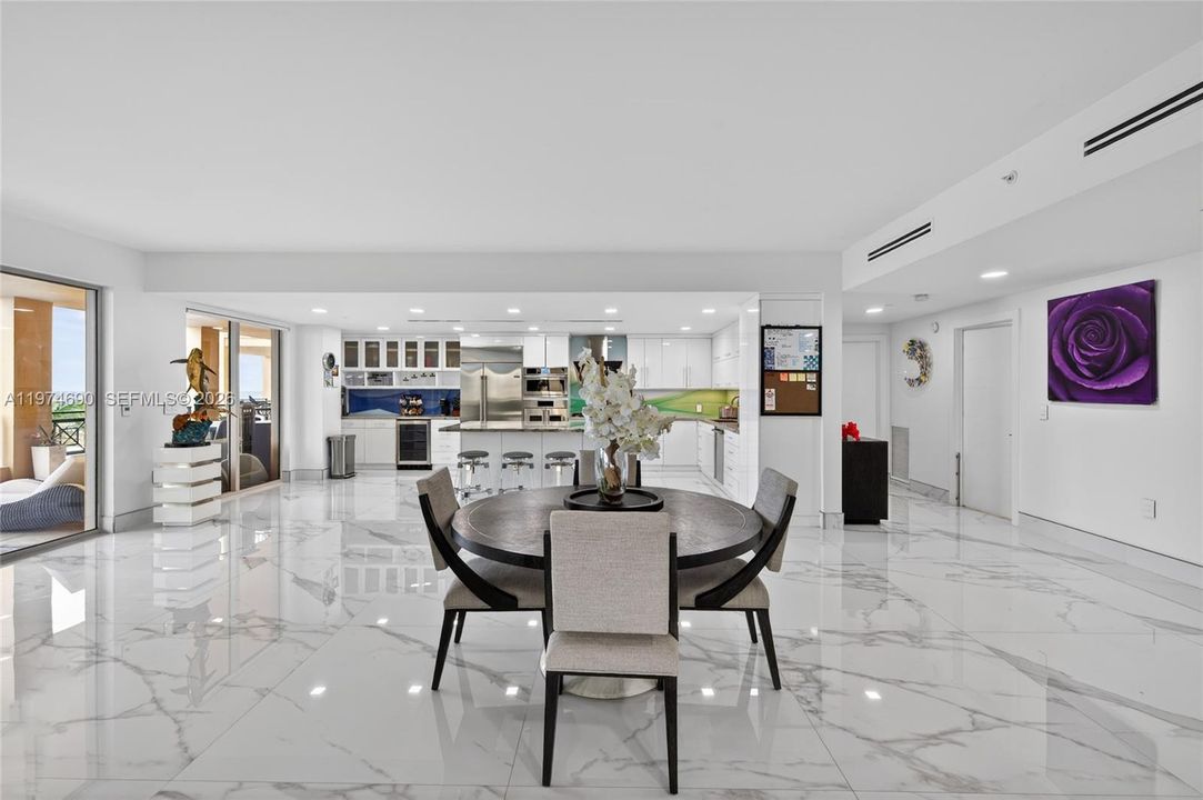En Venta: $2,895,000 (3 camas, 3 baños, 3085 Pies cuadrados)