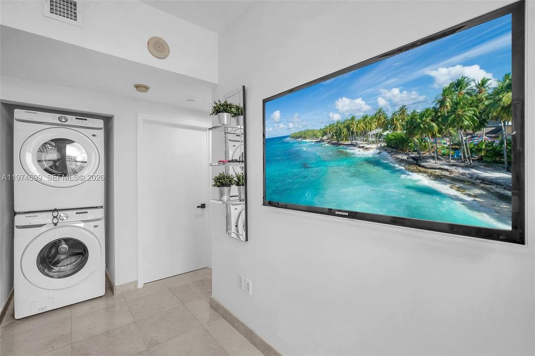 For Sale: $695,000 (2 beds, 2 baths, 1066 Square Feet)