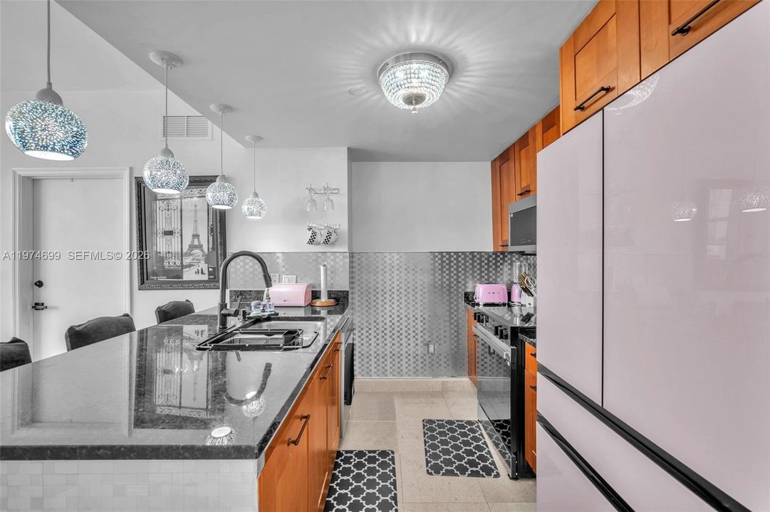 For Sale: $695,000 (2 beds, 2 baths, 1066 Square Feet)