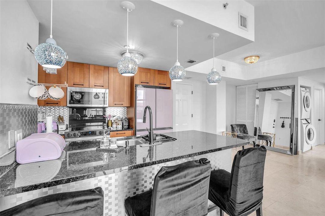 For Sale: $695,000 (2 beds, 2 baths, 1066 Square Feet)