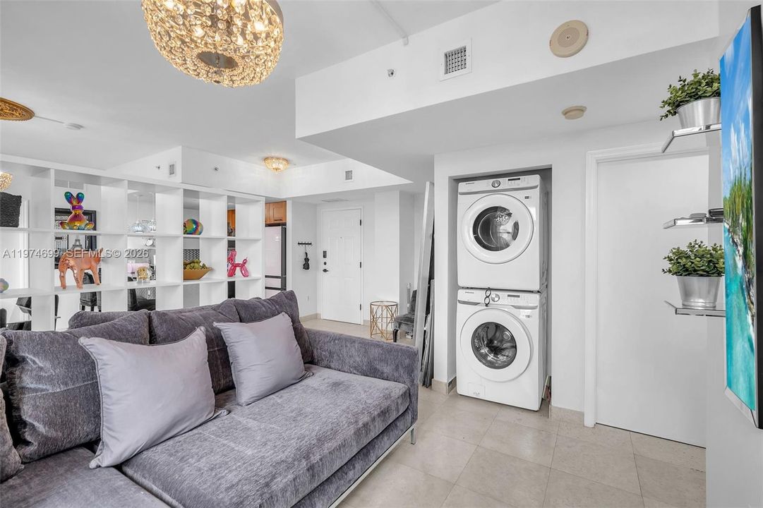 For Sale: $695,000 (2 beds, 2 baths, 1066 Square Feet)