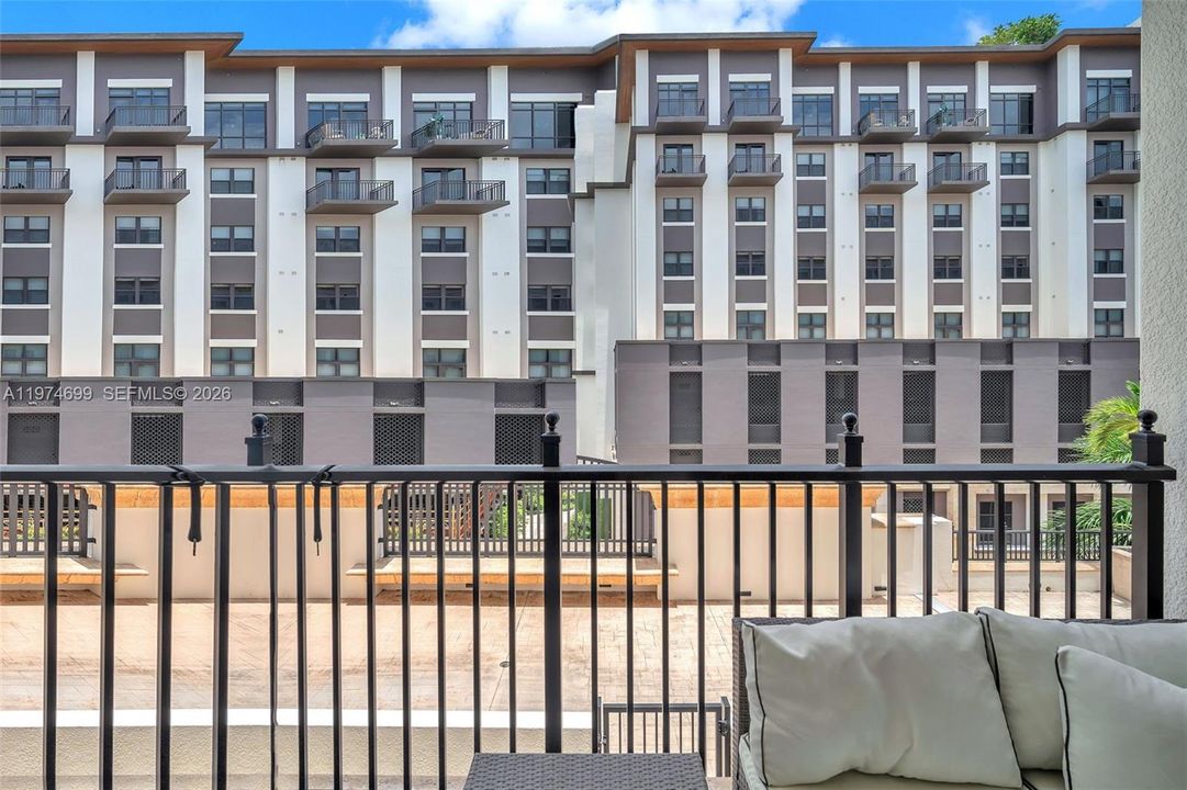 For Sale: $695,000 (2 beds, 2 baths, 1066 Square Feet)