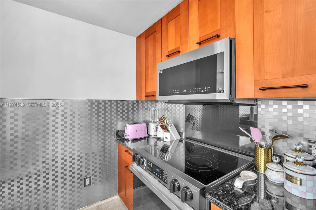 For Sale: $695,000 (2 beds, 2 baths, 1066 Square Feet)