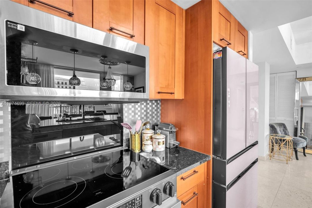For Sale: $695,000 (2 beds, 2 baths, 1066 Square Feet)
