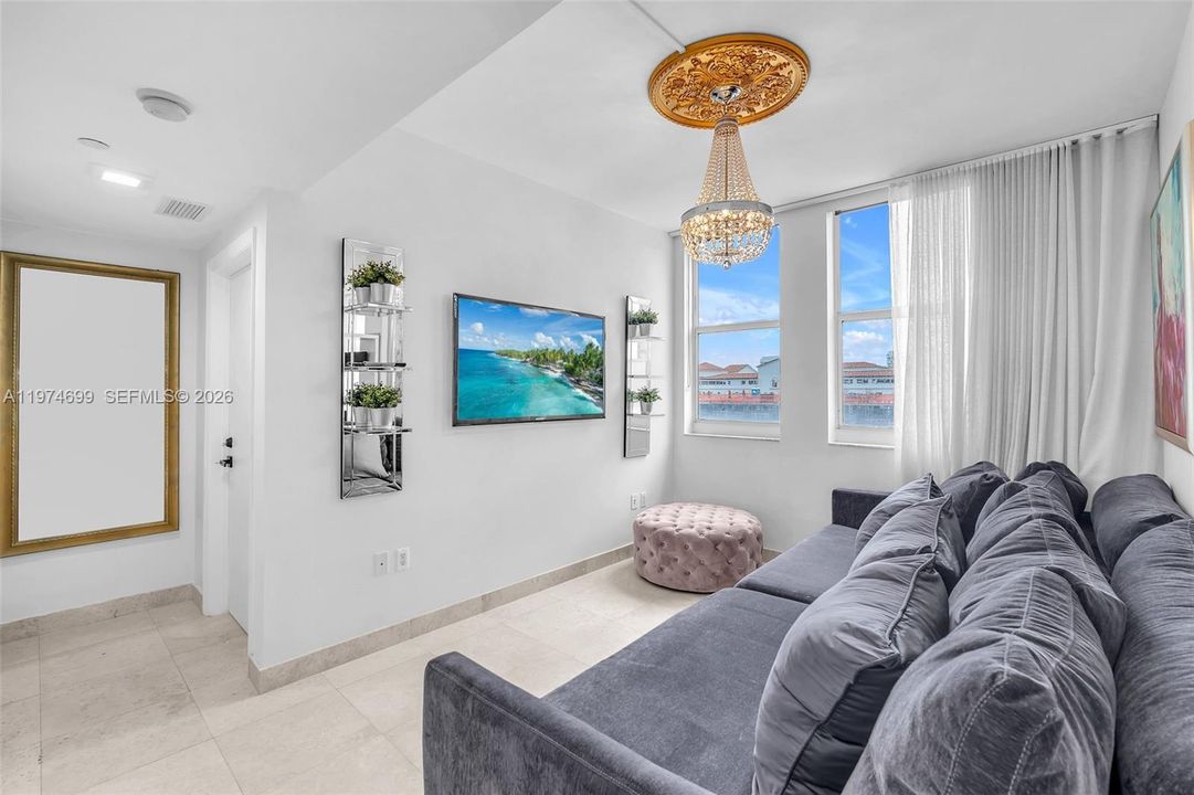 For Sale: $695,000 (2 beds, 2 baths, 1066 Square Feet)