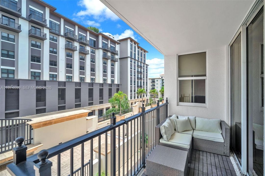 For Sale: $695,000 (2 beds, 2 baths, 1066 Square Feet)