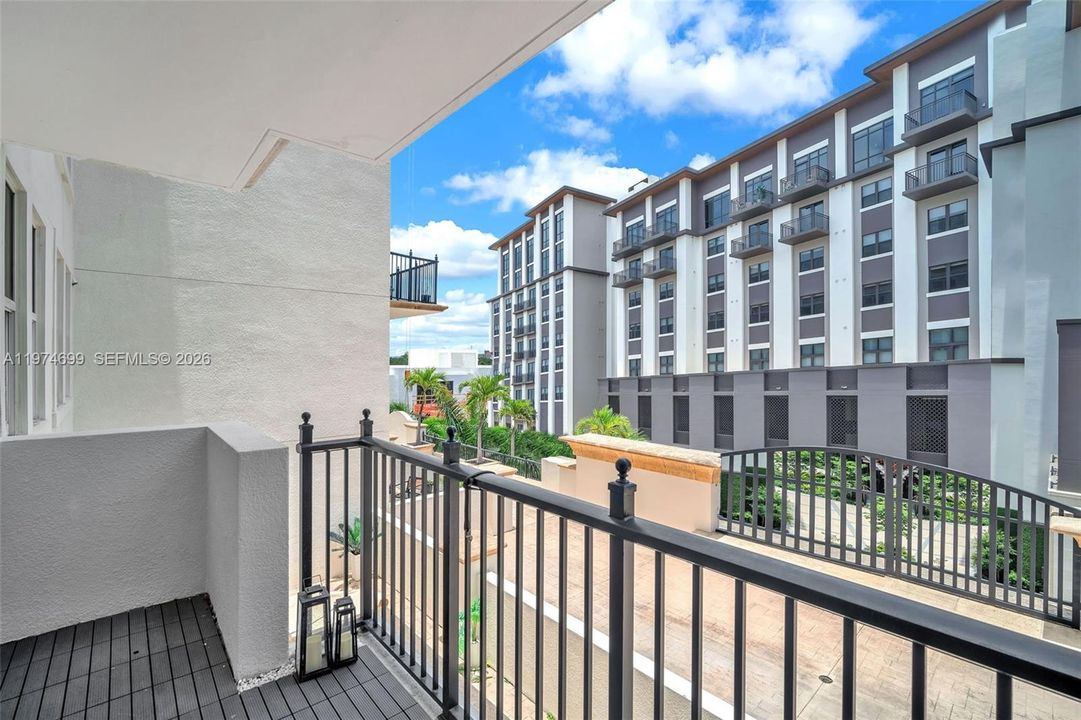 For Sale: $695,000 (2 beds, 2 baths, 1066 Square Feet)