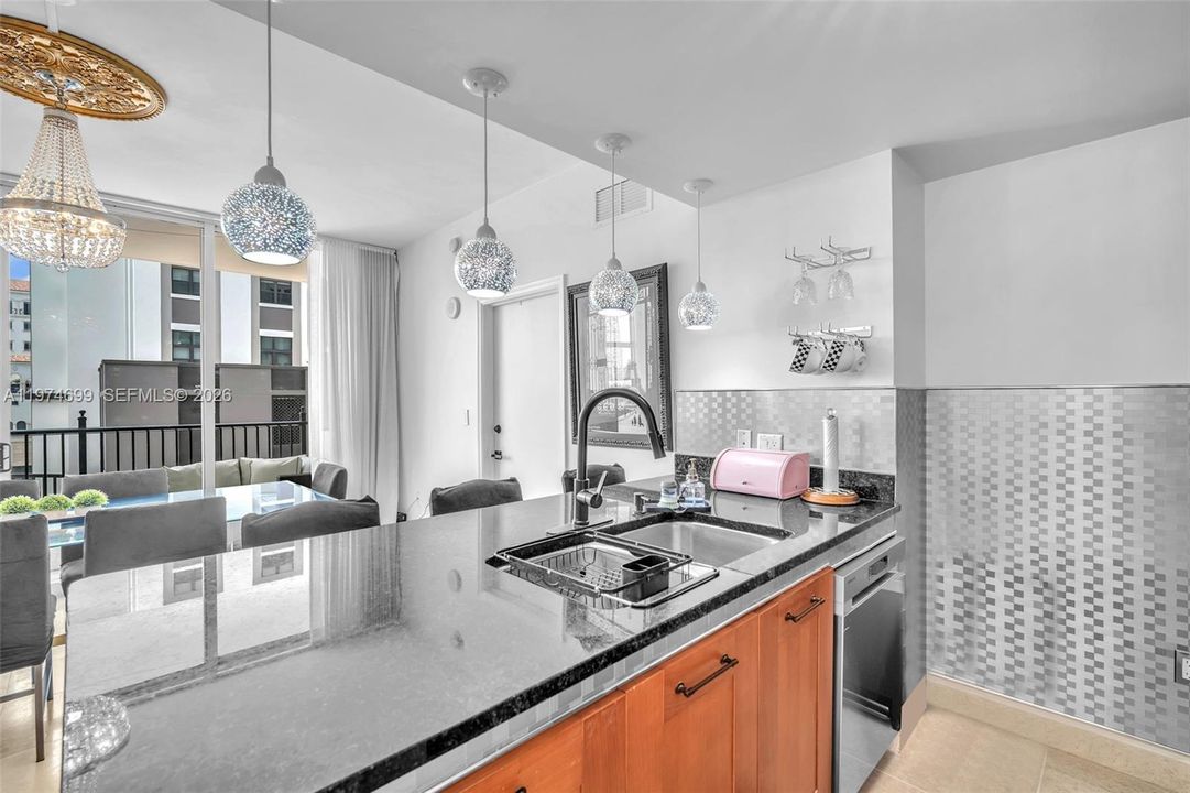 For Sale: $695,000 (2 beds, 2 baths, 1066 Square Feet)