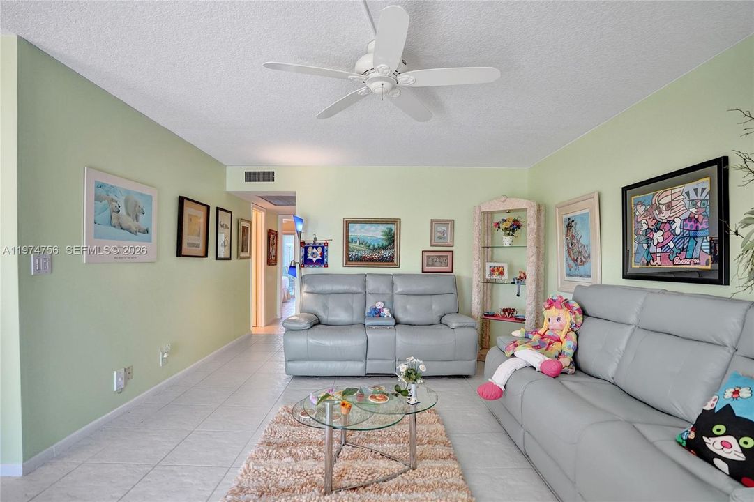 На продажу: $159,000 (2 спален, 2 ванн, 828 Квадратных фут)