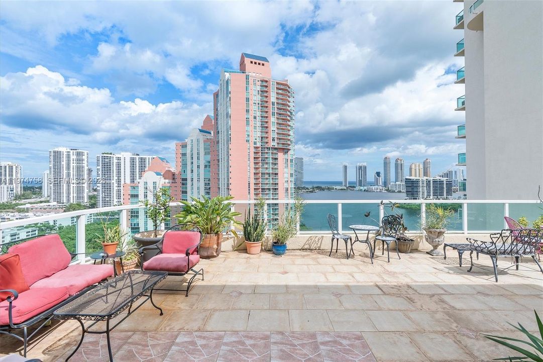 For Sale: $1,400,000 (2 beds, 3 baths, 2497 Square Feet)