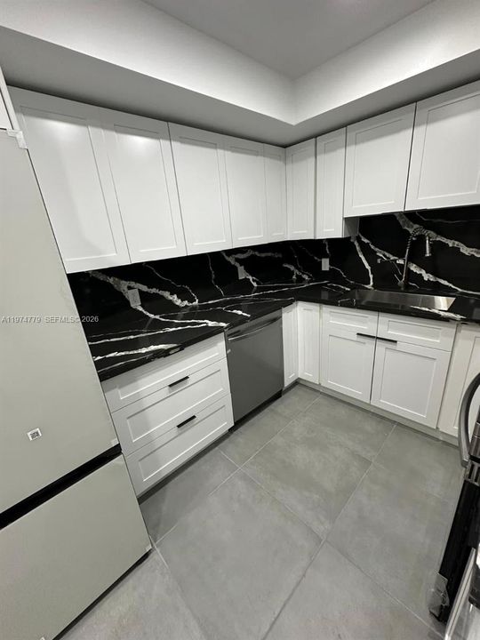 Под контрактом: $330,000 (2 спален, 2 ванн, 990 Квадратных фут)