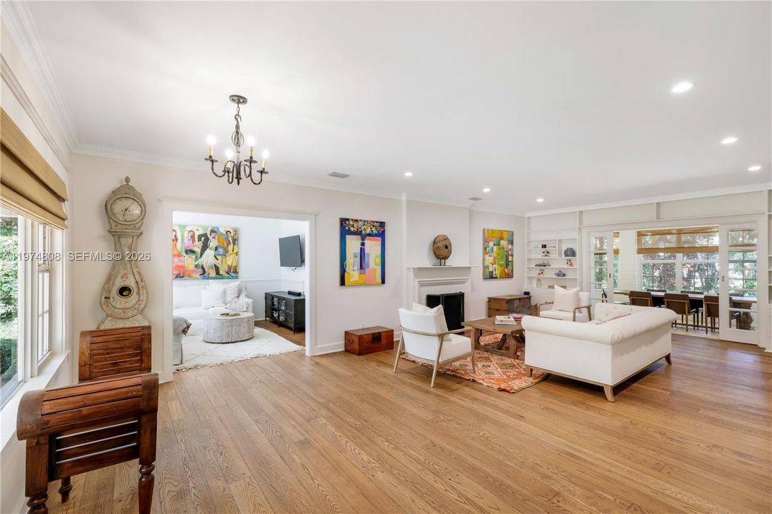 As you enter this light-filled room, you have a sense of openness. The spacious design and natural light create a welcoming and airy atmosphere, perfect for relaxation or entertainment.